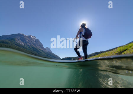 Unter Wasser auf ein Mädchen Angeln im Nationalpark Banff Kanada Stockfoto