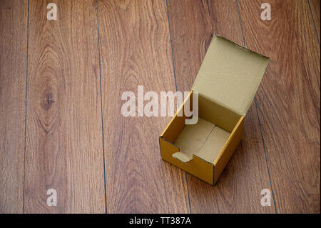 Box leer offenen Karton auf Holz- Oberfläche mit leeren Raum oben Flach Stockfoto