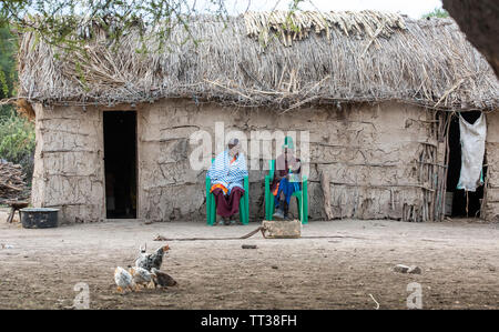 Gleichen, Tansania, 5. Juni, 2019: Maasai Paar vor ihrem Haus ruhenden Stockfoto