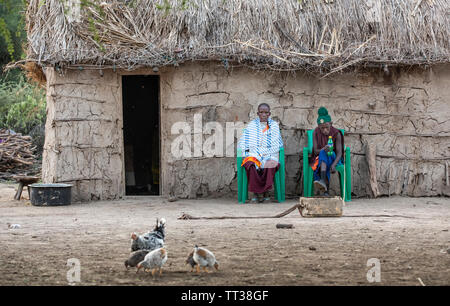 Gleichen, Tansania, 5. Juni, 2019: Maasai Paar vor ihrem Haus ruhenden Stockfoto