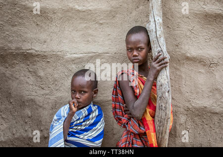 Gleichen, Tansania, 5. Juni, 2019: junge Maasai vor ihrem Haus Stockfoto