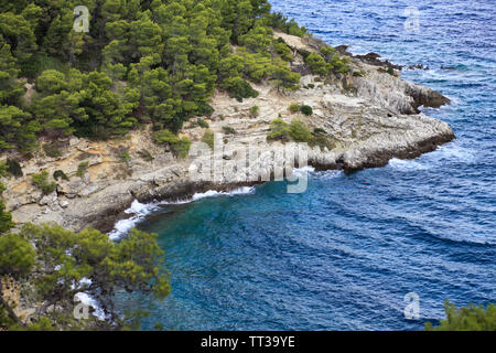 Blaues Meer und weiße Wellen auf die Felsen am San Nicola Insel. Archipel der Tremiti Süd Italien. Stockfoto