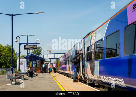 Passagiere, die am Bahnhof Brough, Yorkshire, England, in einen Passagierzug der Northern Rail der Klasse 158 einsteigen. Stockfoto