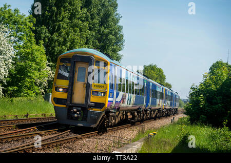 Eine nördliche Bahn Klasse 158 Personenzug auf dem Weg nach Sheffield, Vereinigtes Königreich. Stockfoto