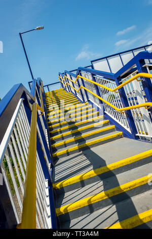 Treppe, die zu einer Brücke über den Anschluss an Brough Bahnhof, Yorkshire, England. Stockfoto