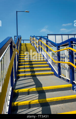 Treppe, die zu einer Brücke über den Anschluss an Brough Bahnhof, Yorkshire, England. Stockfoto