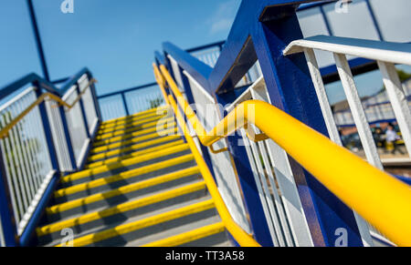 Treppe, die zu einer Brücke über den Anschluss an Brough Bahnhof, Yorkshire, England. Stockfoto