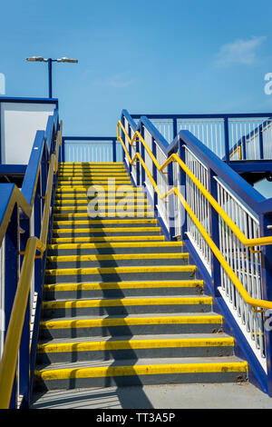 Treppe, die zu einer Brücke über den Anschluss an Brough Bahnhof, Yorkshire, England. Stockfoto