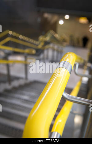 Gelbe Handläufe auf einer Treppe, an der London Blackfriars Railway Station, London, England. Stockfoto