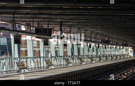 Plattform auf die Solare Brücke in London Blackfriars Railway Station, London, England. Stockfoto