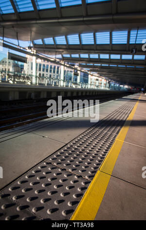 Taktile Kantenmaterial für eine Plattform auf die Solare Brücke in London Blackfriars Railway Station, London, England. Stockfoto