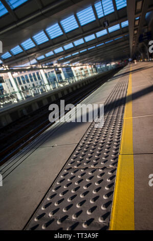 Taktile Kantenmaterial für eine Plattform auf die Solare Brücke in London Blackfriars Railway Station, London, England. Stockfoto