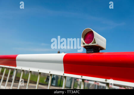 Sicherheitsbarrieren in die Position "geschlossen" über einen Bahnübergang im Vereinigten Königreich. Stockfoto