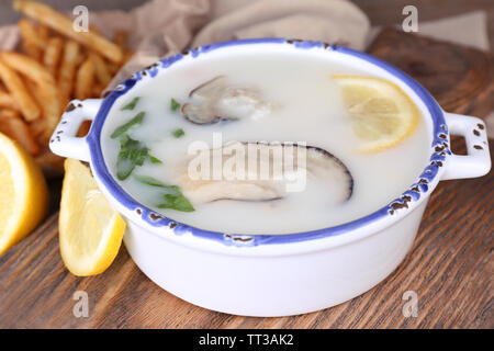 Lecker Suppe mit Austern auf hölzernen Tisch Stockfoto