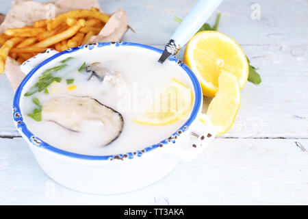 Lecker Suppe mit Austern auf hölzernen Tisch Stockfoto