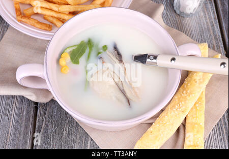 Lecker Suppe mit Austern auf hölzernen Tisch Stockfoto