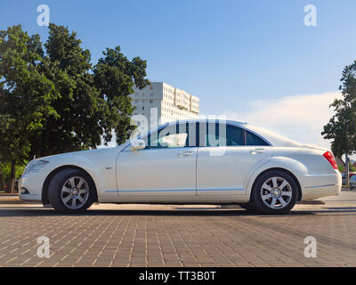 CHISINAU, Moldawien - 13. Juni, 2019: Fünfte Generation der Mercedes-Benz S-Klasse (W 221) auf den Straßen der Stadt, Seitenansicht Stockfoto