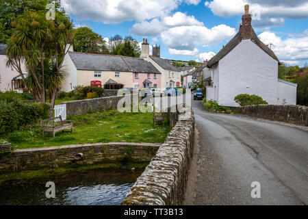 Hübschen Bach und Hütten, South Pool, Devon Stockfoto