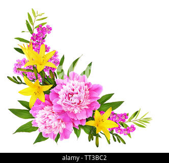 Rosa Pfingstrose mit gelben Lilien in einem floralen Ecke Anordnung isoliert auf weißem Stockfoto