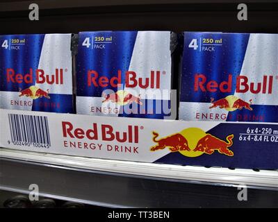 Blechdosen von Red Bull Energy Drink an der Auchan Supermarkt in Rom Stockfoto