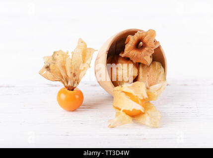 Physalis Früchte in Houten auf hölzernen Hintergrund Stockfoto