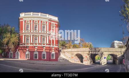 Panoramablick auf den historischen Immobilien von Pommer und Saboneev Brücke in Odessa, Ukraine Stockfoto