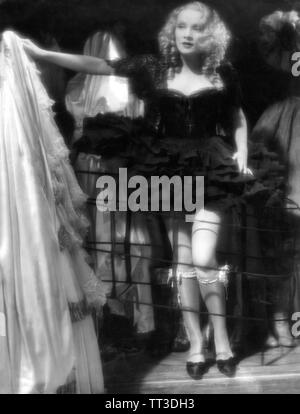 MARLENE DIETRICH als Katharina die Große von Russland in die SCHARLACHROTE KAISERIN Regisseur Josef von Sternberg 1934 Paramount Pictures Stockfoto