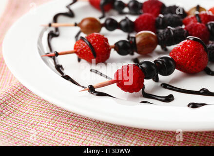 Fresh fruit kebabs for healthy snack on plate Stockfoto
