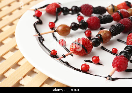 Fresh fruit kebabs for healthy snack on plate Stockfoto