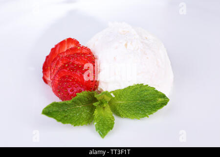 Cremiges Eis mit Erdbeeren und Minze isoliert auf weißem Stockfoto