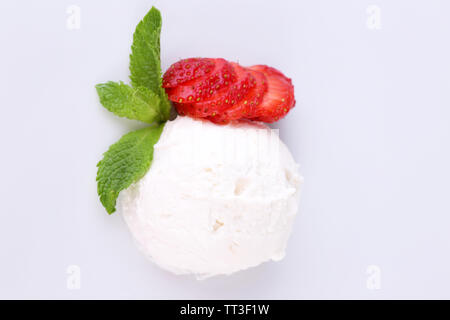 Cremiges Eis mit Erdbeeren und Minze isoliert auf weißem Stockfoto