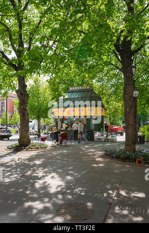 Oslo Centre, Ansicht im Sommer der norwegischen Leute anstellen an einem Eis Kiosk in der Karl Johans Gate im Zentrum von Oslo, Norwegen. Stockfoto