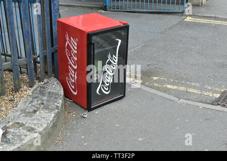 Ashford, ein Coca Cola mini Kühlschrank fliegen - Trinkgeld an der Ashford Highstreet. Stockfoto