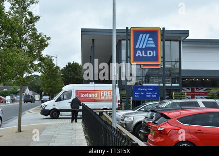 Ashford: Ein Island van verlassen Aldi Superstore. Stockfoto