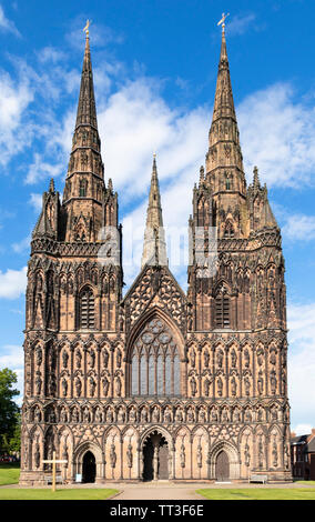 Kathedrale von Lichfield Lichfield Cathedral West Front mit Schnitzereien von St Chad sächsische und normannischen Könige Lichfield, Staffordshire, England, UK GB Europa Stockfoto