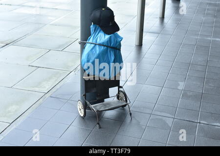 Ashford: Aldi. Eine Tasche und Trolley außerhalb Aldi Supermarkt gesperrt Stockfoto