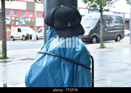 Ashford: Aldi. Eine Tasche und Trolley außerhalb Aldi Supermarkt gesperrt Stockfoto