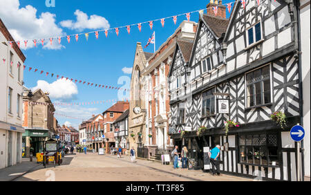 Bunting über Bohrung Straße historische Gebäude einschließlich der Guildhall Donegal Haus (Rat) und Tudor von Lichfield cafe Bohrung street Lichfield GROSSBRITANNIEN Stockfoto