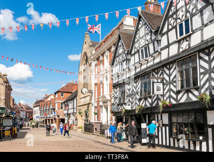 Bunting über Bohrung Straße historische Gebäude einschließlich der Guildhall Donegal Haus (Rat) und Tudor von Lichfield cafe Bohrung street Lichfield GROSSBRITANNIEN Stockfoto