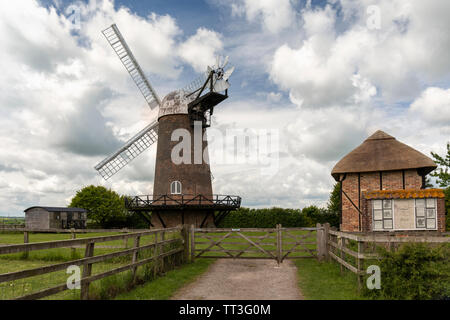 Wilton Windmill and the Granary - eine vollständig betriebsbereite Windmühle in Wiltshire, England, Großbritannien Stockfoto