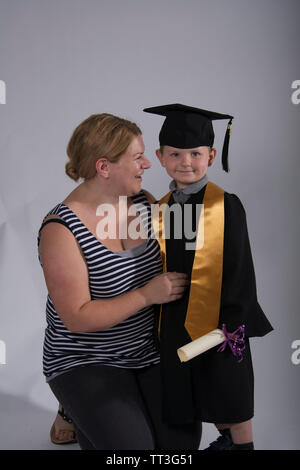 Folkestone Folkestone College Graduation, der für Ende 2017 - 2018 Akademisches Jahr Stockfoto