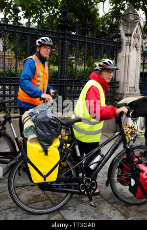 Parliament Square. Zwei niederländische Radfahrer auf dem Weg nach Land's End Stockfoto