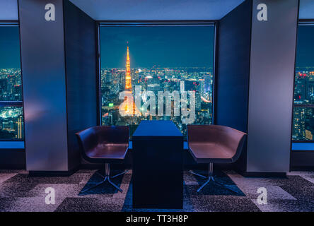 Modernes Wohnzimmer mit Blick Tokio Skyline bei Nacht in Japan. Stockfoto