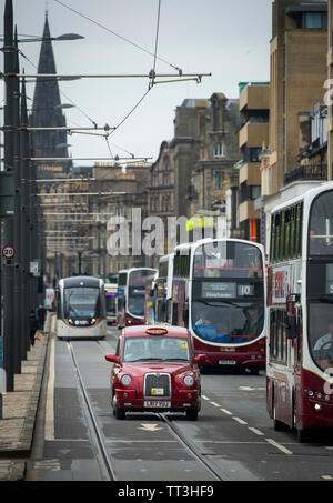 Lothian Busse und ein Taxi in die Innenstadt von Edinburgh, Schottland. Stockfoto