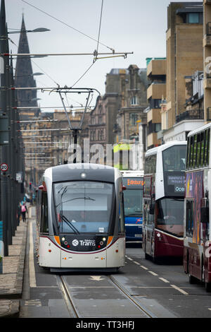 Lothian Busse und die Straßenbahn im Zentrum der Stadt Edinburgh, Schottland. Stockfoto