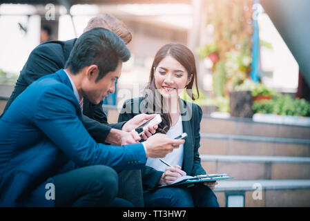 Portrait von Business Team am verschwommen Stadt Hintergrund. Business Meeting und Brainstorming Konzept. Stockfoto