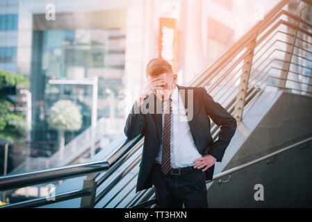 Traurig Geschäftsmann betont und besorgt sich außerhalb der Schauen. Stress und Sorgen. Stockfoto