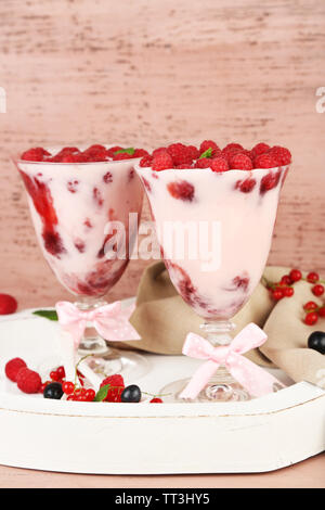 Lecker Raspberry Dessert mit Beeren auf rosa Holz- Hintergrund Stockfoto