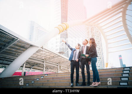 Portrait von businessteam nach oben Die Zukunft auf unscharfen Stadt Hintergrund. Geschäftlicher Erfolg Konzept Stockfoto