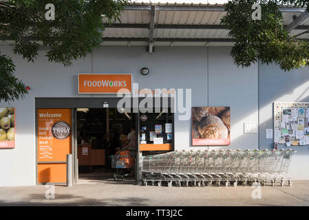 Einkaufswagen außerhalb der Foodworks Supermarkt Hallidays Punkt (Schwarz) Village Shopping Center in der Mitte der Nordküste von NSW, Australien Stockfoto